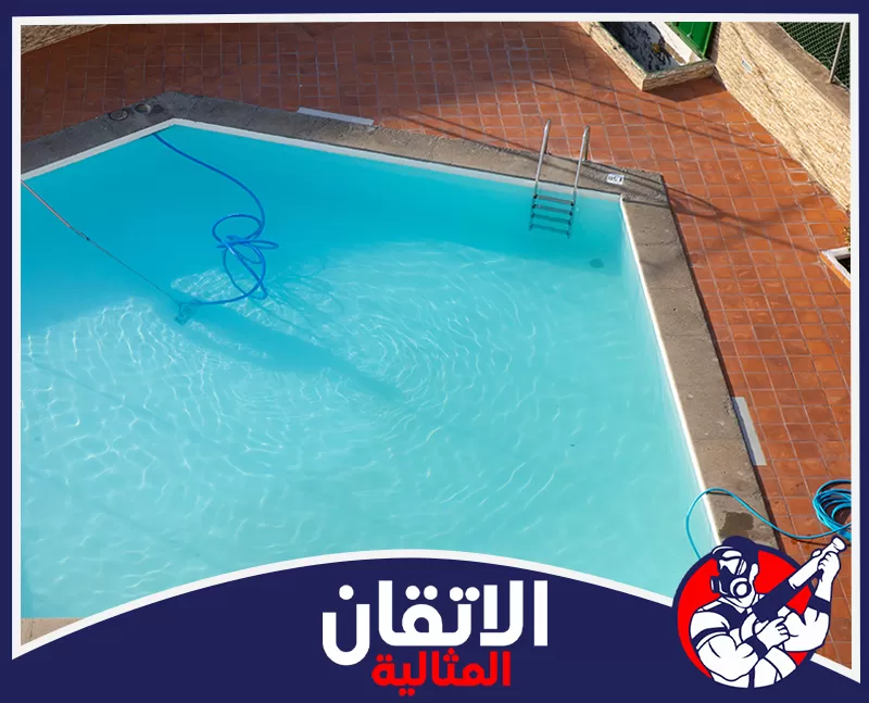 فني إصلاح مسابح بالجبيل 0567008659 شركة الإتقان مسبحًا بمياه صافية أثناء تشغيل معدات تنظيف المسابح بالجبيل لسحب الأوساخ والرواسب من القاع.