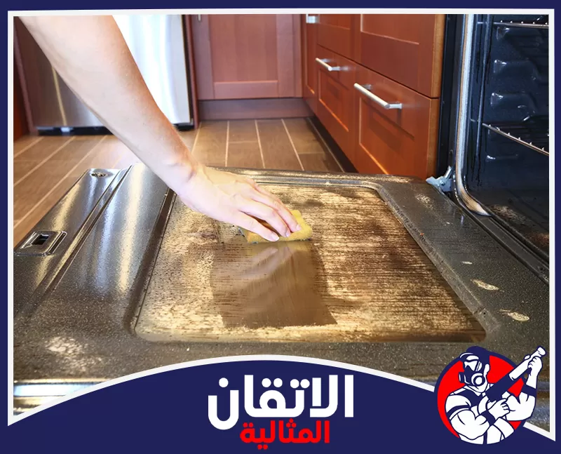 شركة صيانة افران بالظهران 0567008659 شركة الإتقان المثالية تنظيف باب فرن كهربائي من الدهون والرواسب المتراكمة باستخدام إسفنجة، ضمن أعمال شركة الإتقان المثالية.
