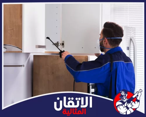 فني مكافحة الصراصير بالقطيف يراجع المطابخ والزوايا ويعالج أماكن اختباء الحشرات باستخدام مواد مناسبة.
